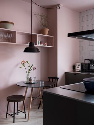 boligmagasinet-pink-kitchen-dinig-table-Warm-up-your-home-with-pink-wall-AlizsWonderland.jpg