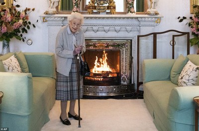 62200105-11194695-The_Queen_posed_for_a_photograph_in_the_drawing_room_at_Balmoral-a-39_1662668292876.jpg