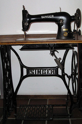 399px-Singer_sewing_machine.jpg