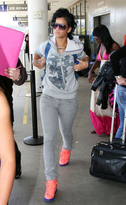 650x550_rihanna-lax-4129-7.jpg