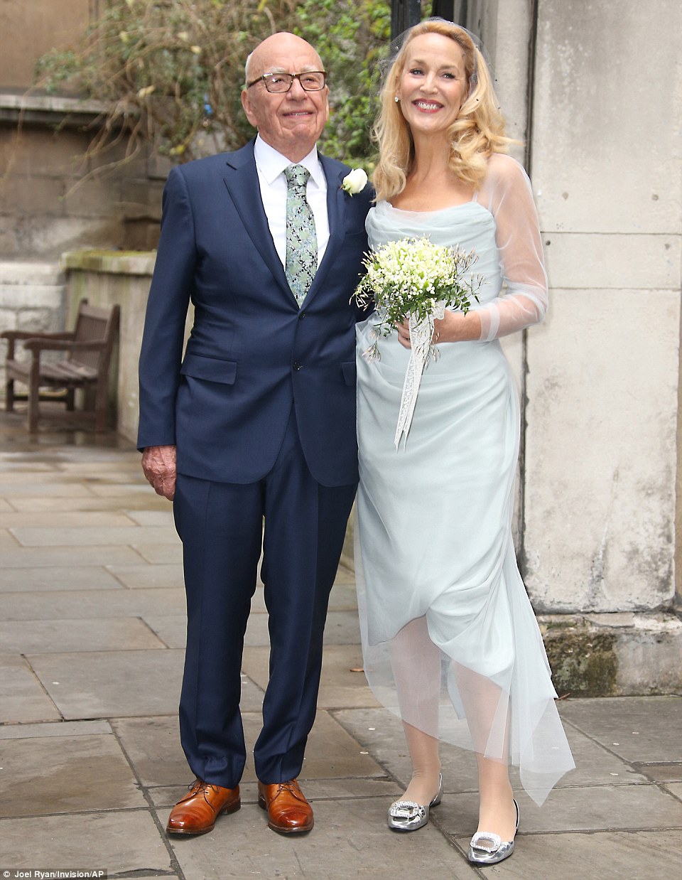 31E1B56400000578-3478863-The_newly_wed_couple_pose_outside_St_Bride_s_Church_after_a_priv-a-17_1457257229162.jpg