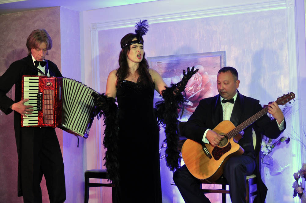 043 Lyda sing sm.jpg